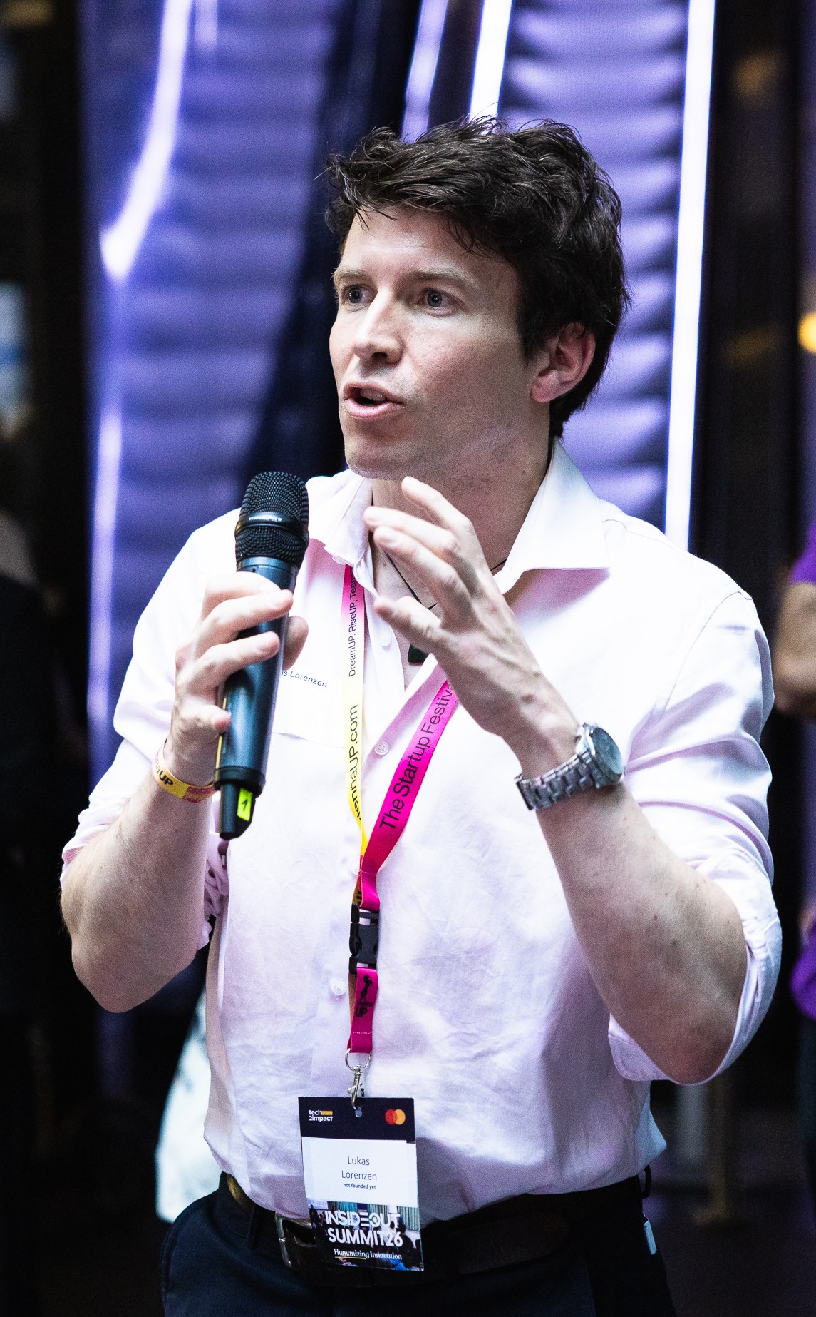 429 web tk 2718 © tamás künsztler Lukas Lorenzen spricht mit Mikrofon auf einer Veranstaltung. Er bietet Keynotes und Workshops zu Entscheidungsarchitektur, Energiesystemen und Nachhaltigkeit.